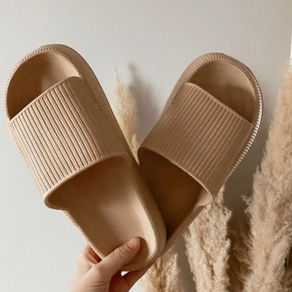 Nude Cloud Slides - Picture 1 of 6